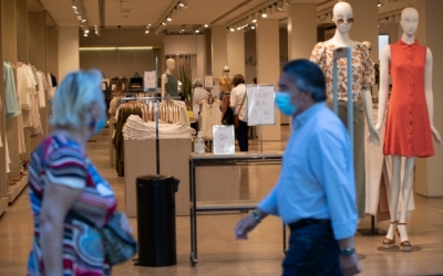 Gent passejant davant d'un comerç | Roger Benet